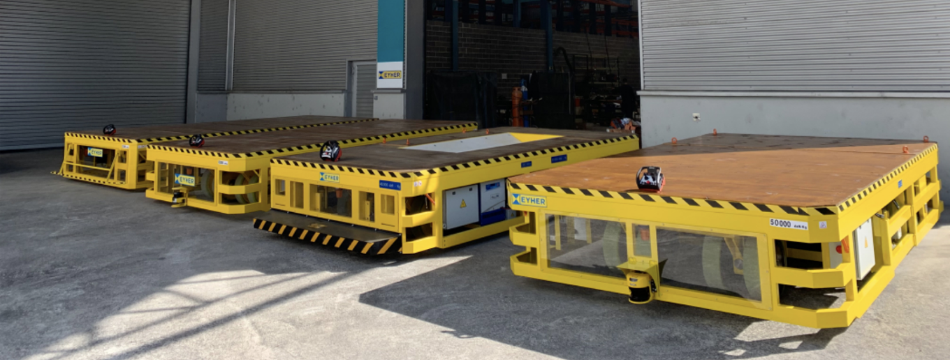 Varios carros AGV para grandes cargas. Robots AGV